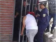 Любопытная колумбийка простояла пять часов у двери соседа, застряв головой в решетке (фото)