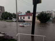 Машины по окна в воде: в сети показали фото и видео жуткого ливня на Буковине