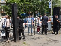 В Киеве «заминировали» Институт рака: эксклюзивные фото