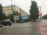 «Подводная Каховка»: под Херсоном во время ливня на улице утонул автомобиль (видео)