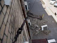 В центре Львова на девушку обрушилась часть фасада здания