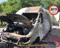 Микроавтобус уже достали из реки