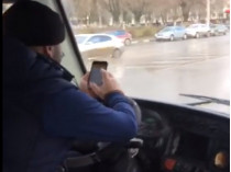 Пользователей сети возмутил водитель запорожской маршрутки, который смотрит кино во время движения (видео)