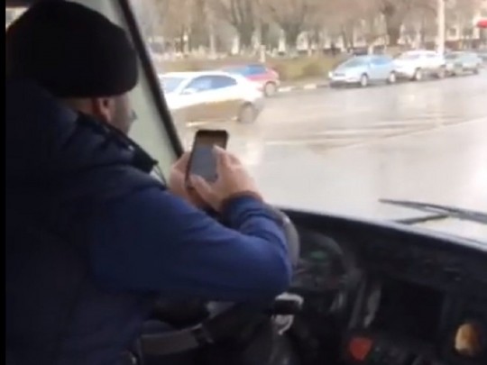 Пользователей сети возмутил водитель запорожской маршрутки, который смотрит кино во время движения (видео)