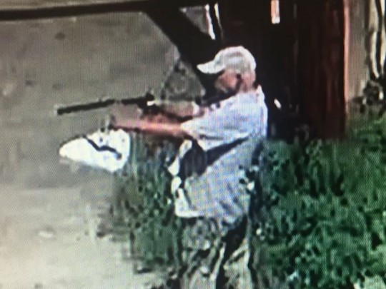 Человек стреляет из пистолета с глушителем&nbsp;— стоп-кадр с видео 