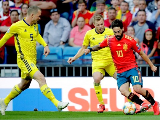 Сборная Испании благодаря двум пенальти обыграла дома Швецию: видеообзоры матчей