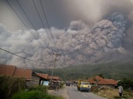 В Индонезии произошло извержение вулкана: завораживающие фото и видео