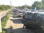 Часами стоят под палящим солнцем: в сети показали фото огромных очередей на пунктах пропуска на Донбассе