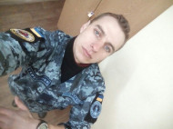 Варит борщ в чайнике и занимается спортом: адвокат посетила пленного моряка Терещенко