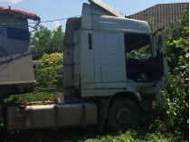 Под Тернополем грузовик с умершим водителем снес электроопору и забор 