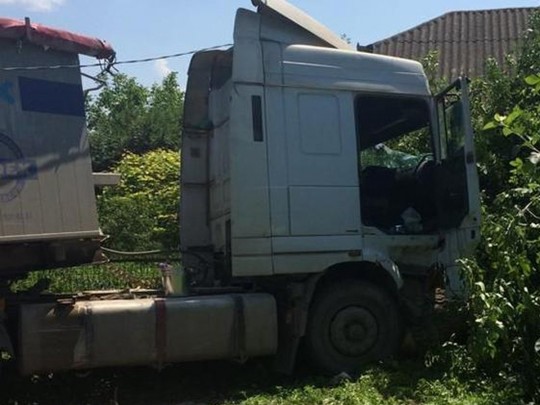 Под Тернополем грузовик с умершим водителем снес элетроопору и забор 