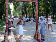 Как в Киеве спасаться от жары: в зеленых зонах установили «водяные арки»