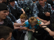 Они и мать родную задержат: в сети обсуждают фото и видео с акции в поддержку журналиста Голунова