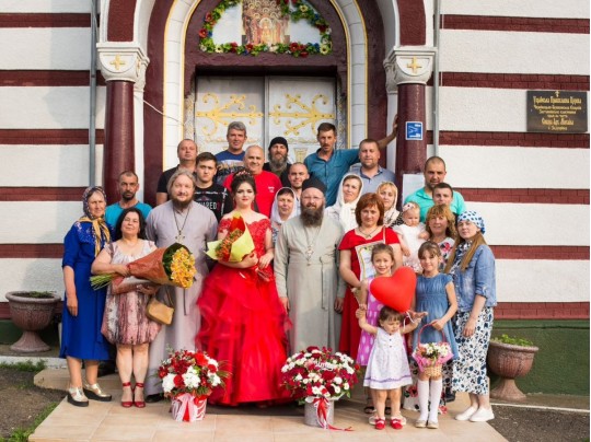 Выпускница школы Кристина Велещук сфотографировалась с прихожанами храма и свщенником