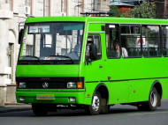 В Запорожье маршрутчик за волосы вытягивал из салона пассажирку: в сеть попало видео инцидента