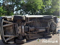 Под Николаевом в смертельное ДТП попал санитарный автобус: фото с места происшествия