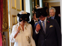 Принц Чарльз и Камилла в масках