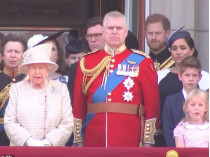 Принц Гарри, Меган Маркл и прочие члены коорлевской семьи на балконе