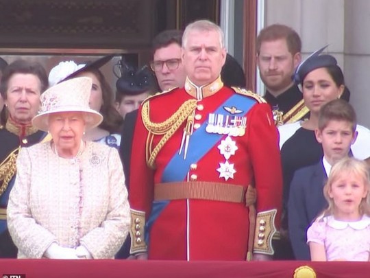 Принц Гарри, Меган Маркл и прочие члены коорлевской семьи на балконе