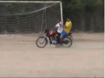 Голкипер прибежал на угловой к чужим воротам, а обратно вернулся на мотоцикле: забавное видео
