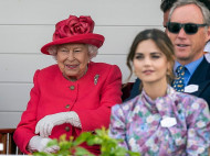 Королева Елизавета II встретилась с бывшей девушкой своего внука Гарри, которая играет в сериале ее прапрабабушку (фото)