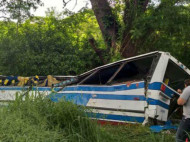 В Венесуэле автобус рухнул в овраг: погибли 16 человек