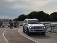 Найден водитель, который заехал на своем авто на стеклянный мост в Киеве (видео)