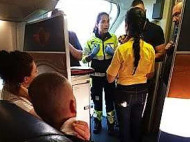 Мощная турбулентность: стюардессу подкинуло к потолку самолета, а на пассажиров вылился кипяток (видео)