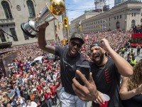 На параде по случаю исторического чемпионства «Торонто» в НБА устроили стрельбу: есть раненые (фото, видео)