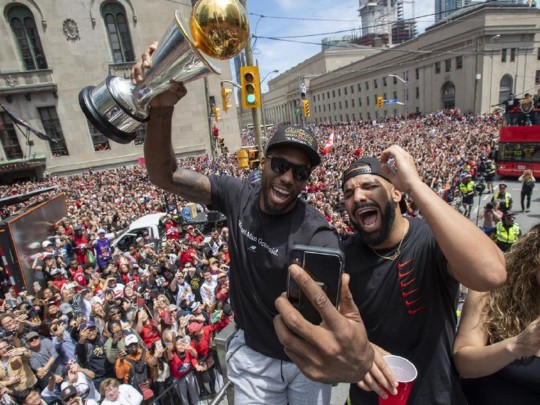 На параде по случаю исторического чемпионства «Торонто» в НБА устроили стрельбу: есть раненые (фото, видео)