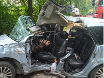 В Тернополе автомобиль врезался в дерево: двое погибли (фото)