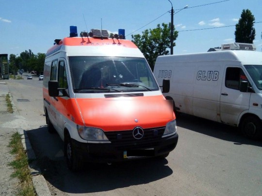 «Скорая» сбила ребенка на переходе, полиции пришлось устраивать погоню: подробности ЧП в Николаеве (фото)