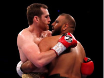 По стопам Тайсона: боксер-тяжеловес укусил соперника за грудь (фото, видео)