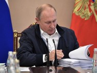 «Распечатали весь интернет»: сеть насмешило фото Путина с ноутбуком