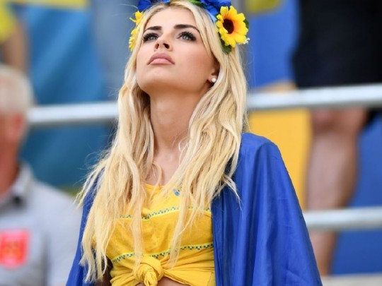 Таким стоит посвящать голы: самые красивые девушки и жены украинских футболистов (фото)