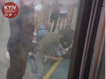 Поезд ударил парня в метро Киева