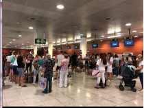 пассажиры в аэропорту Барселоны