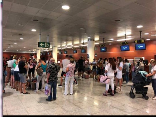 пассажиры в аэропорту Барселоны