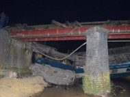 Вагон с людьми улетел с моста: фото с места чудовищной трагедии