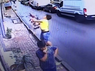 В Стамбуле подросток геройски поймал выпавшего из окна ребенка (видео)