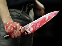 окровавленный нож в руке