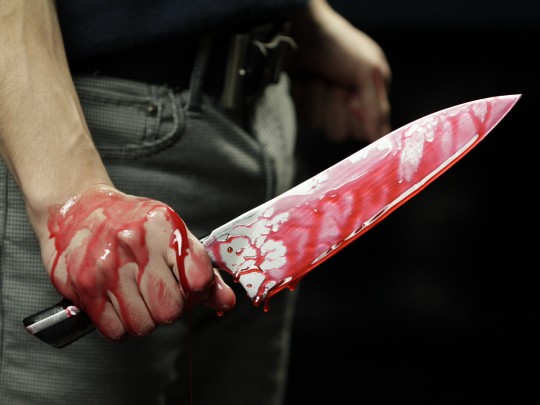 окровавленный нож в руке