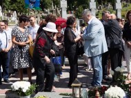 В годовщину смерти Василия Слипака Порошенко встретился с родителями певца на его могиле (фото)