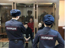 Пленные украинские моряки на «суде»
