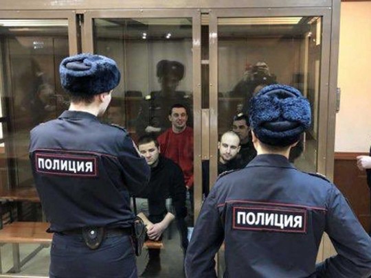 Пленные украинские моряки на «суде»