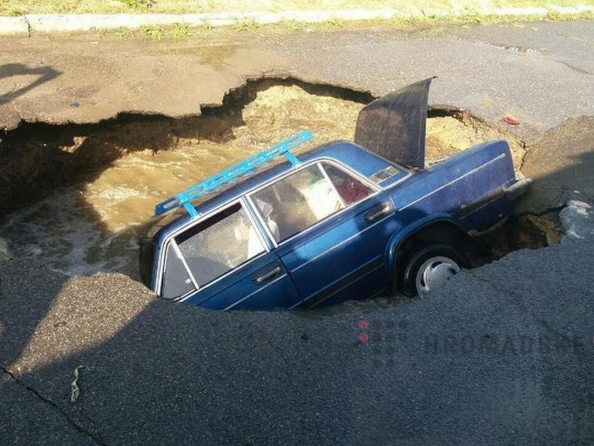 автомобиль провалился в яму