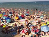 Здесь вам не Крым: на пляжах Кирилловки остались только «стоячие» места (видео)