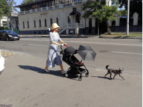 Жаркая погода Киев мама с ребенком