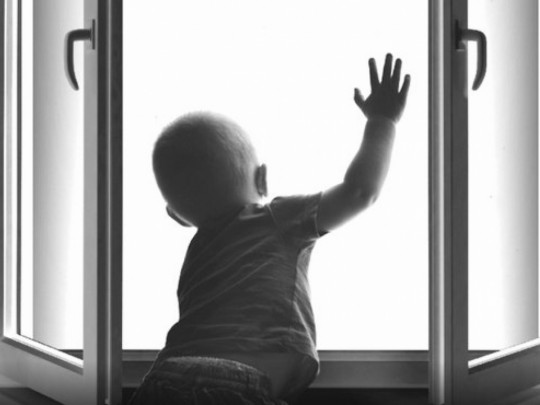 ребенок открытое окно
