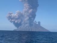 Туристы в панике: в Италии проснулся вулкан Стромболи (фото, видео)